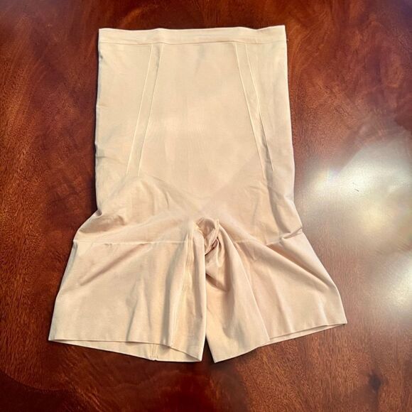 NWOT SPANX OnCore High Waisted Mid-Thigh Shaper Shorts in Soft Nude Size LARGE - Picture 3 of 5
